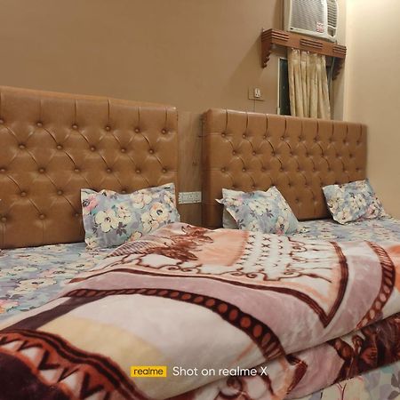 Hotel Pleasure Landmark Уджайн Екстериор снимка