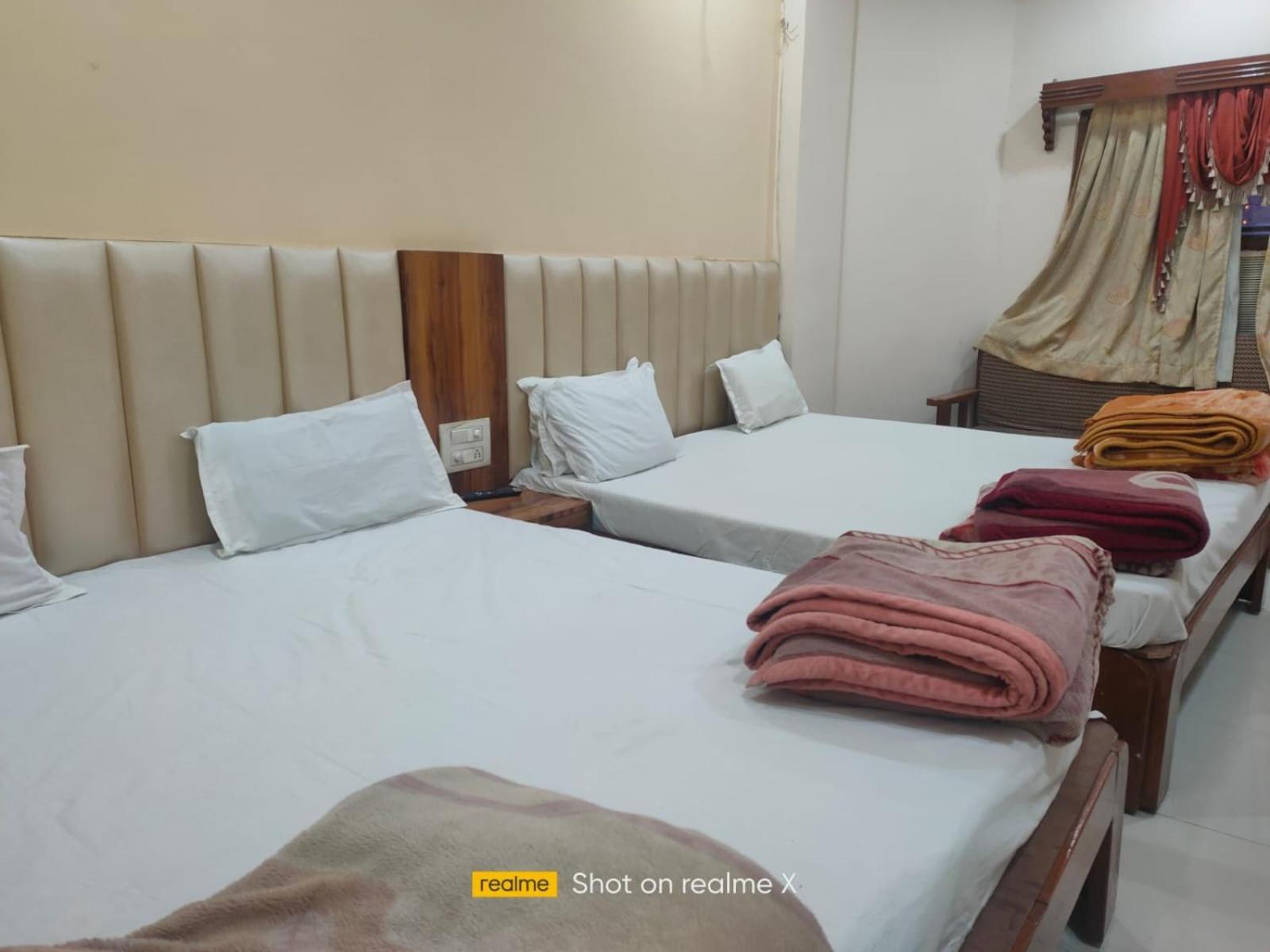 Hotel Pleasure Landmark Уджайн Екстериор снимка