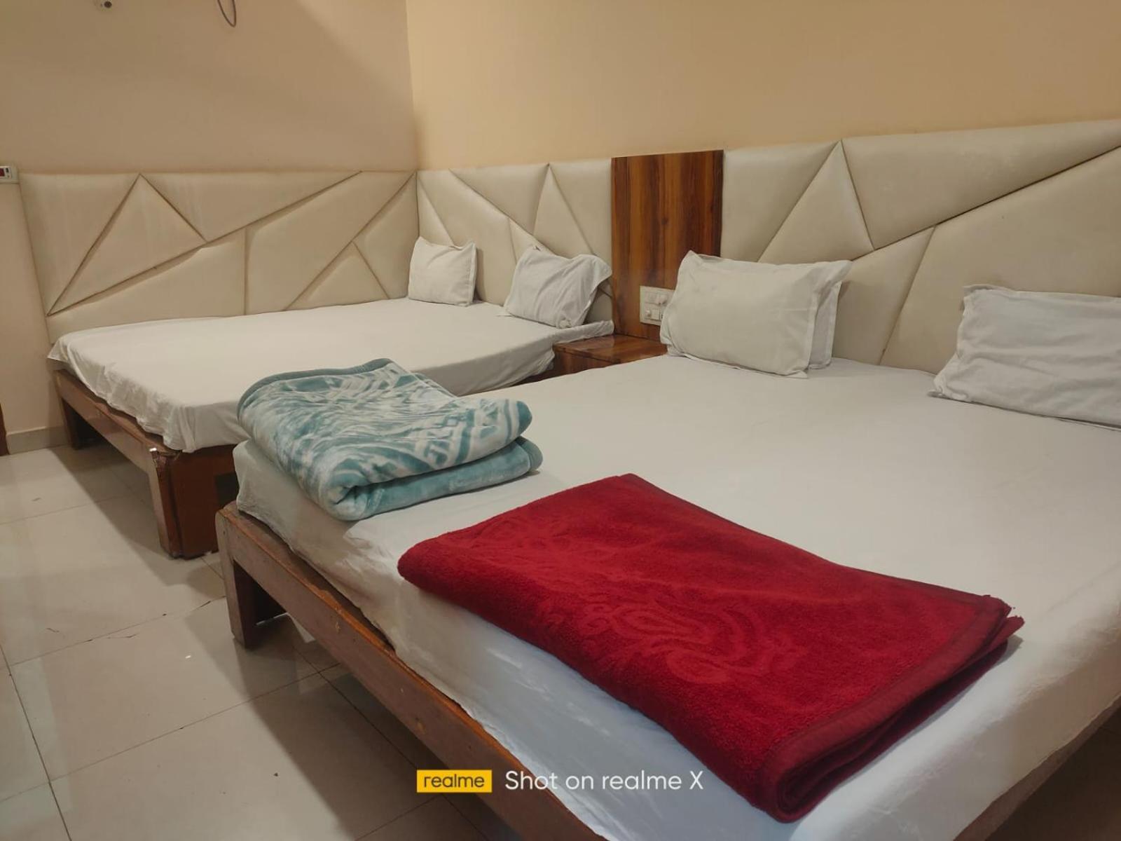 Hotel Pleasure Landmark Уджайн Екстериор снимка