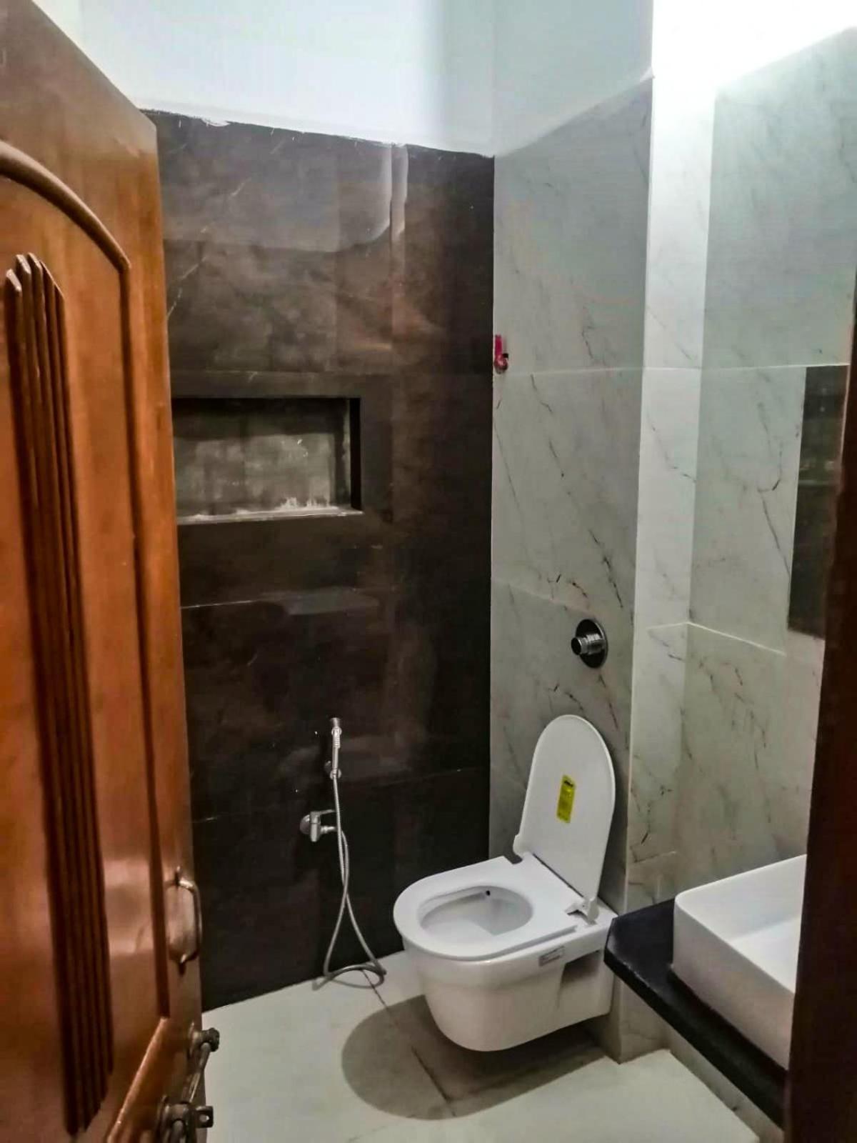 Hotel Pleasure Landmark Уджайн Екстериор снимка