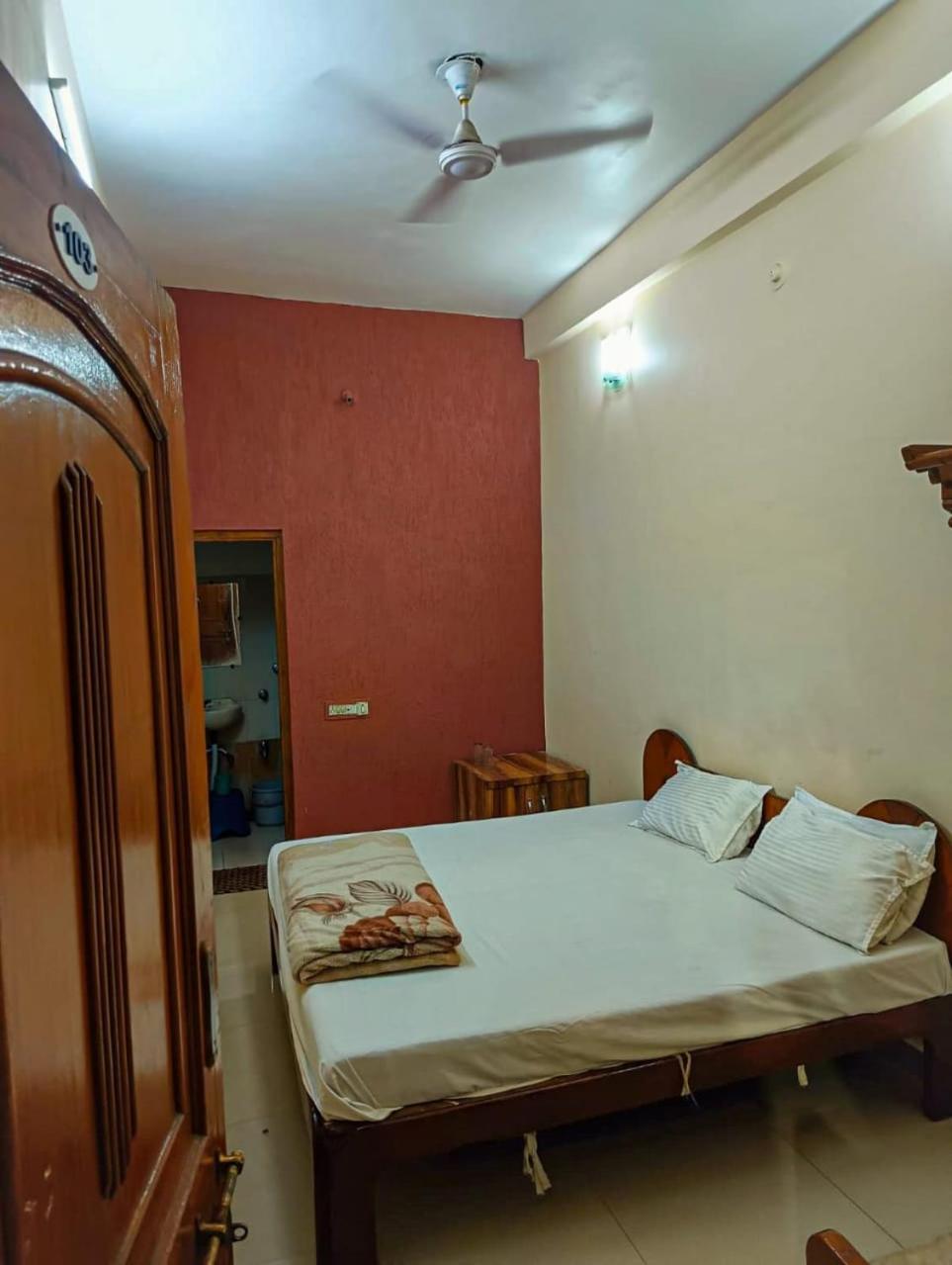Hotel Pleasure Landmark Уджайн Екстериор снимка